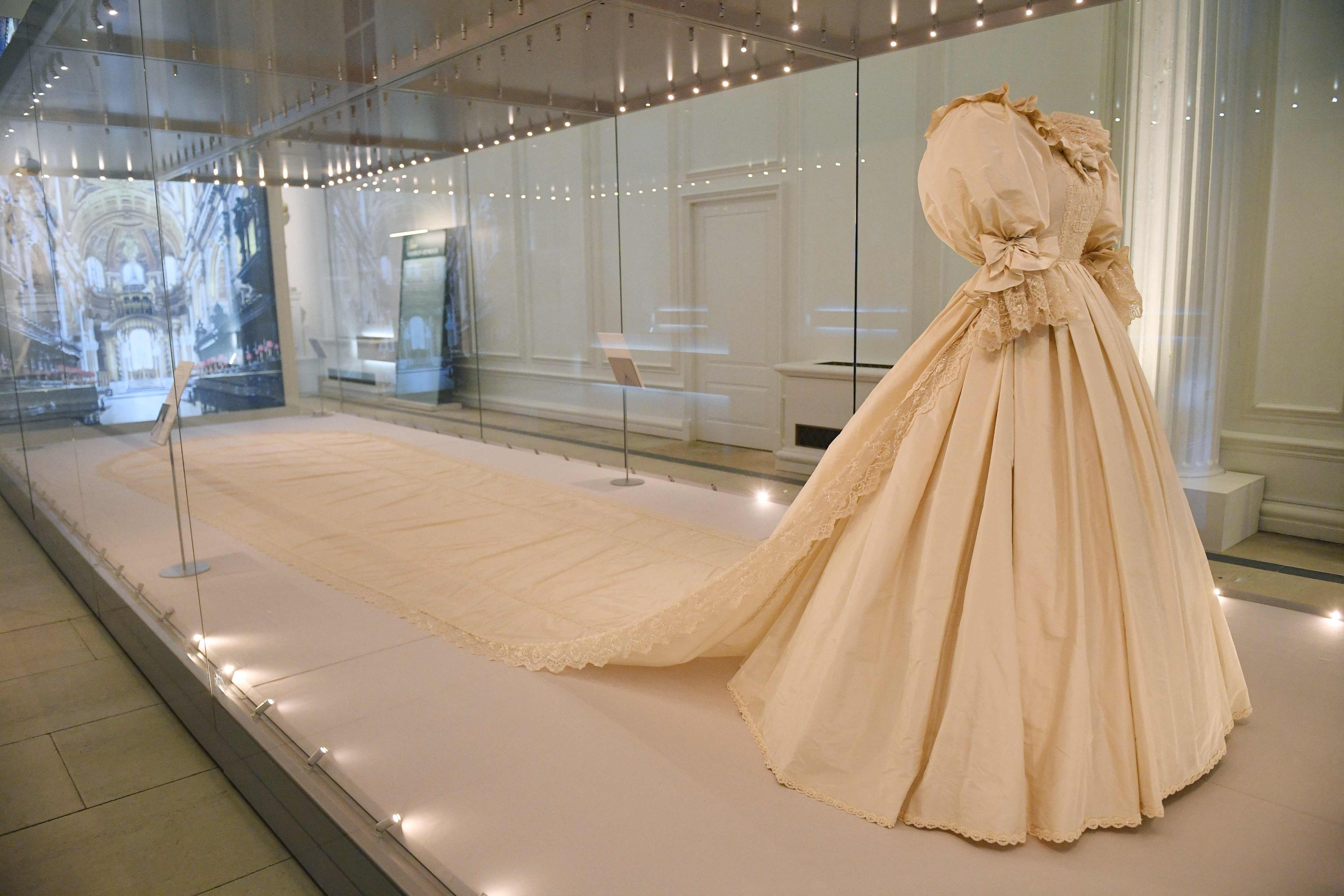 Princess Diana s iconic wedding dress on display in London Daily Sabah