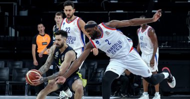 Anadolu Efes power forward Christopher Singleton JR (R) vies for the ball with Fenerbahçe Beko's Alex Daniel Perez during the second match of the ING Basketball Süper Lig 2020-2021 season playoff finals at Istanbul's Sinan Erdem Arena, Istanbul, Turkey, Saturday, June 6, 2021. (AA Photo)