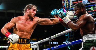 Former world welterweight king Floyd Mayweather (R) and YouTube personality Logan Paul (L) fight in an eight-round exhibition bout at Hard Rock Stadium, Miami, Florida, U.S. June 6, 2021. (AFP Photo)