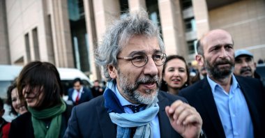 Can Dündar arrives at a courthouse for his trial, in Istanbul, Turkey, April 1, 2016. (AFP PHOTO)