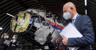 Judge Hendrik Steenhuis (C), other trial judges and lawyers view the reconstructed wreckage of Malaysia Airlines flight MH17, at the Gilze-Rijen military air base, near Breda, Netherlands, May 26, 2021. (AFP Photo)