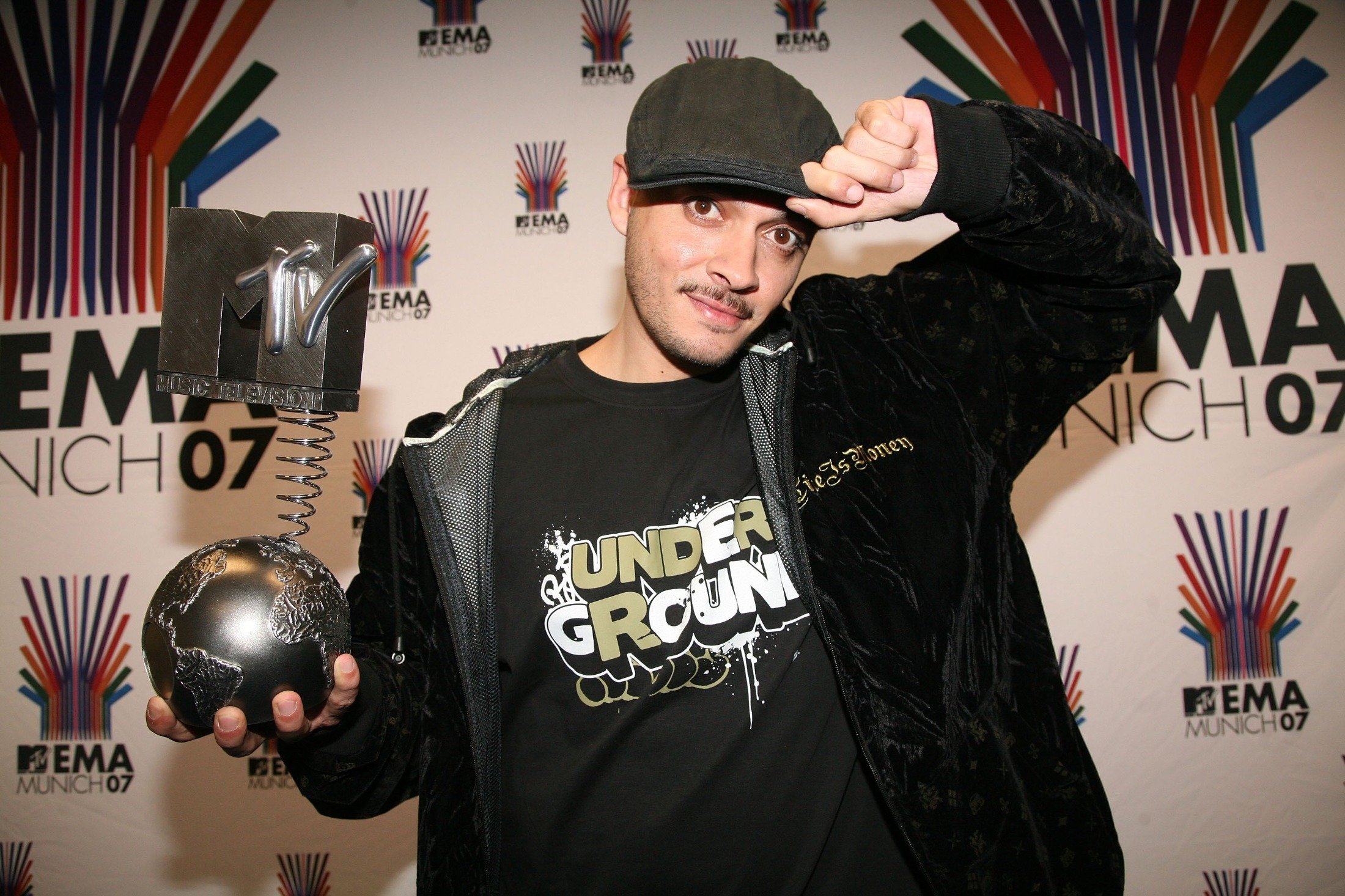 Turkish rapper Ceza poses with a MTV award during the MTV Europe Music Awards 2007 at Olympiahalle in Munich, Germany, Nov. 1, 2007. (Getty Images)