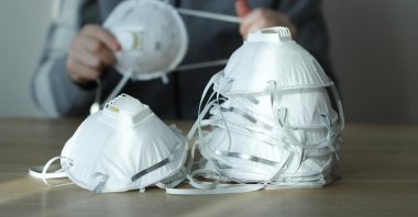 Many people use their FFP2 masks for days on end, sometimes leaving them in their pockets in between. (Shutterstock Photo) 