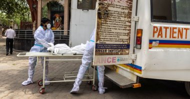 Health workers carry the body of a person, who died from complications related to COVID-19, for cremation at a crematorium in New Delhi, India, June 10, 2021. (Reuters Photo)