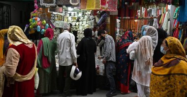 People shop at a market following a partial relaxation in the lockdown imposed to curb the spread of the coronavirus in Srinagar, Indian-administrated Kashmir, June 3, 2021. (AFP Photo)