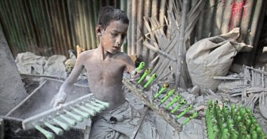 Czoton,7, works at a balloon factory on the outskirts of Dhaka, Bangladesh, Nov. 23, 2009. (Reuters Photo)