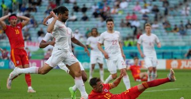 Switzerland's defender Ricardo Rodriguez (2nd L) tries to prevent a foul call after Wales' midfielder Aaron Ramsey (#10) lands on the ground during the UEFA EURO 2020 Group A football match between Wales and Switzerland at Olympic Stadium in Baku, Azerbaijan, June 12, 2021. (AFP Photo)