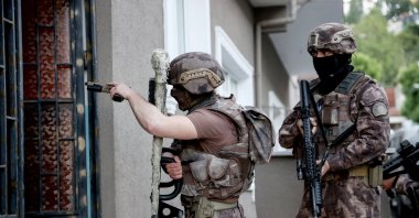 Turkish counterterrorism squads enter a building where Daesh terrorists had been hiding, Istanbul, Turkey, May 20, 2021. (AA Photo)