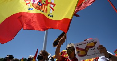 People wave Spanish flags during a protest by right-wing protesters to denounce the government's plans to offer pardons to the jailed Catalan politicians behind the failed 2017 independence bid, in Madrid, Spain, June 13, 2021. (AFP Photo)