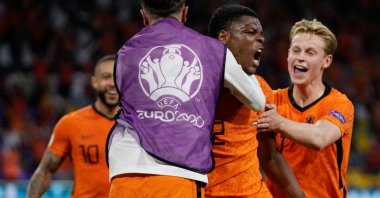 Netherlands' defender Denzel Dumfries (C) is congratulated after scoring the winning goal during the UEFA EURO 2020 Group C match against Ukraine at the Johan Cruyff Arena in Amsterdam, the Netherlands, June 13, 2021. (AFP Photo)