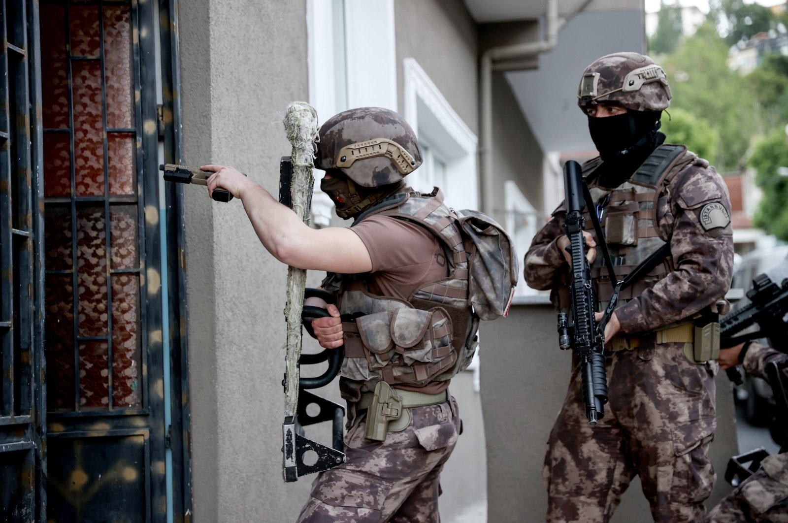 Turkish counterterrorism squads enter a building where Daesh terrorists had been hiding, Istanbul, Turkey, May 20, 2021. (AA Photo)