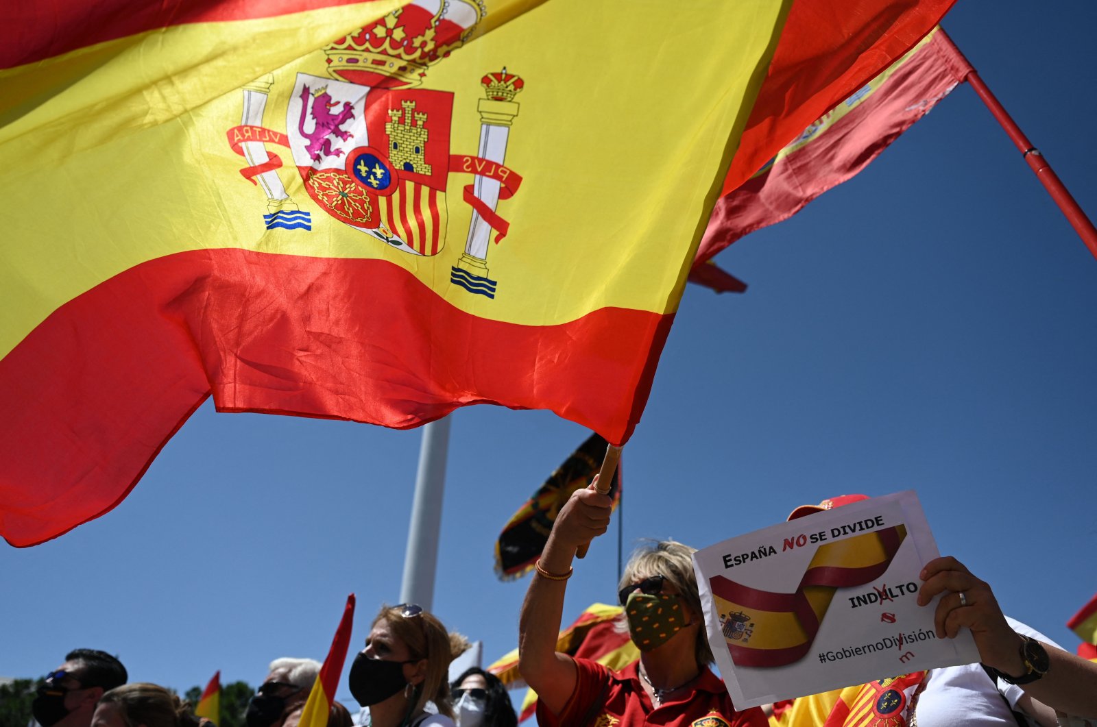 People wave Spanish flags during a protest by right-wing protesters to denounce the government's plans to offer pardons to the jailed Catalan politicians behind the failed 2017 independence bid, in Madrid, Spain, June 13, 2021. (AFP Photo)