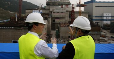 British Chancellor of the Exchequer George Osborne (L) chats with Taishan Nuclear Power Joint Venture Co. Ltd. General Manager Guo Liming as he inspects a nuclear reactor under construction at the nuclear power plant in Taishan, southeastern China's Guangdong province, Oct. 17, 2013. (AP Photo)