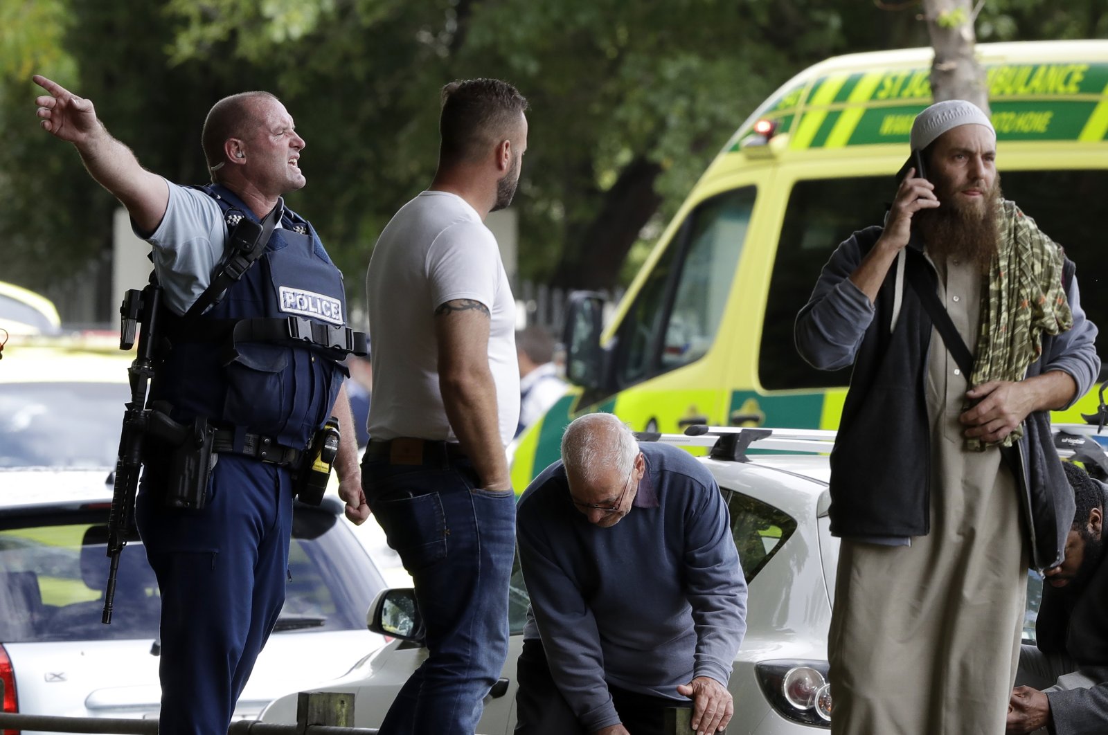 Police attempt to clear people from outside a mosque in central Christchurch, New Zealand, March 15, 2019. (AP Photo)