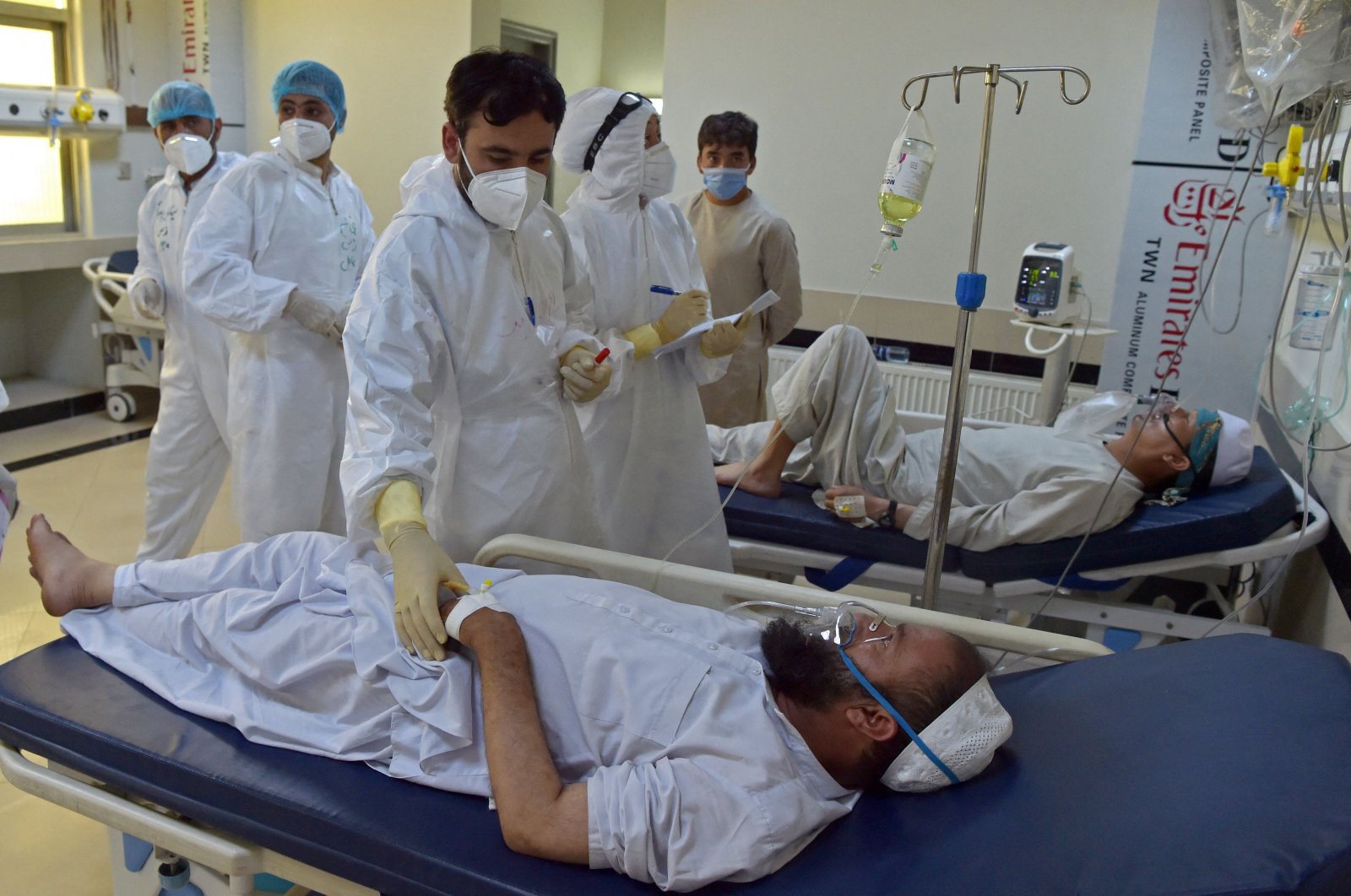 Medical personnel treat the coronavirus patients at the intensive care unit (ICU) of the Muhammed Ali Jinnah hospital in Kabul, Afghanistan, June 8, 2021. (AFP Photo)