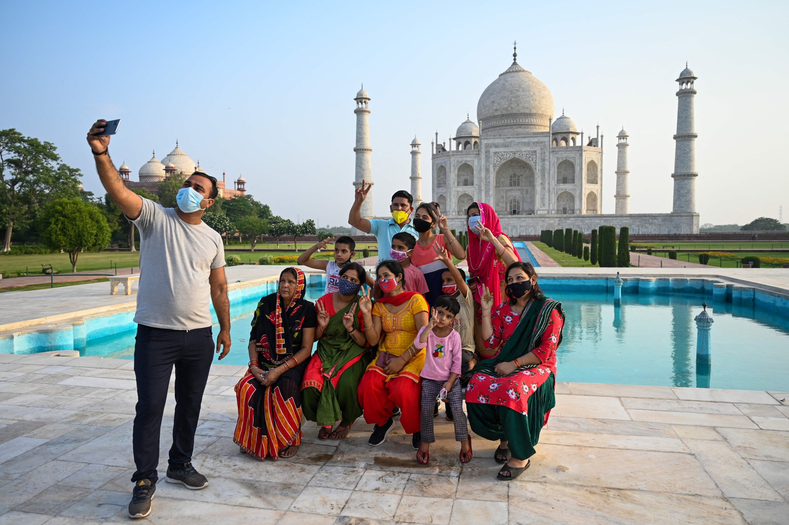 India reopens Taj Mahal for tourists as COVID-19 curbs eased | Daily Sabah