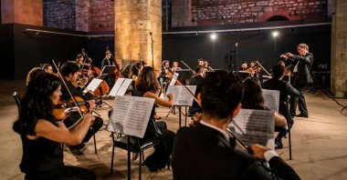 The Festival Orchestra under the direction of Can Okan will accompany pianist İdil Biret at Harbiye Cemil Topuzlu Open Air Theater on Aug. 24. (Courtesy of IKSV)