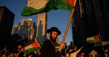 Pro-Palestinian demonstrators and members of the Neturei Karta (NK) ultra-Orthodox Jewish movement (C) march during an 'emergency rally to defend Palestine' in Manhattan, New York, the U.S., June 15, 2021. (AFP Photo)