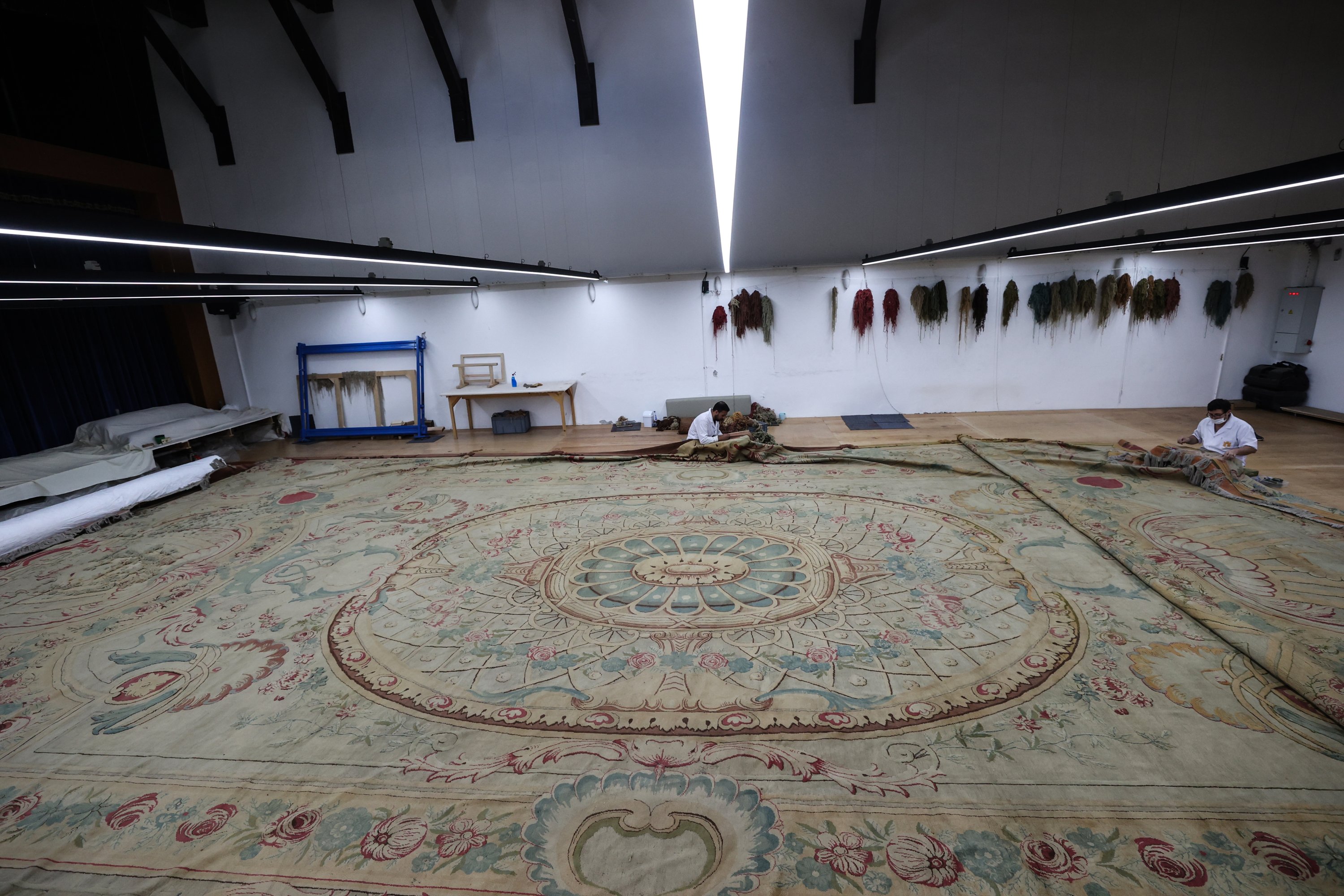 Largest carpet in Istanbul's Dolmabahçe Palace under restoration