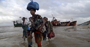 Displaced families arrive after being rescued by boat from a flooded area of Buzi district, 200 kilometers (120 miles) outside Beira, Mozambique, March 23, 2019. (AP Photo)