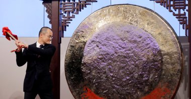 Wang Xing, co-founder, chairperson and chief executive officer of China's Meituan Dianping, hits the gong during the debut of the company at the Hong Kong Exchanges in Hong Kong, China, Sept. 20, 2018. (Reuters Photo)