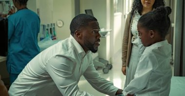 Kevin Hart (L) and Melody Hurd (R) at a hospital in a scene from the movie "Fatherhood." (Netflix via AP)