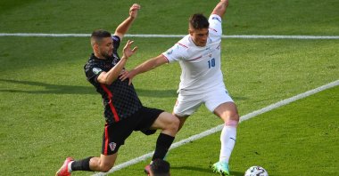 Croatia's Mateo Kovacic (L) in action with Czech Republic's Patrik Schick in a Euro 2020 Group D football match between Croatia and the Czech Republic in Hampden Park, Glasgow, Scotland, U.K., June 18, 2021. (Reuters Photo)