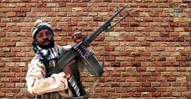 Boko Haram factional leader Abubakar Shekau holds a heavy machine gun at an undisclosed location in Nigeria, from a screengrab made on Jan. 15, 2018. (AFP File Photo)