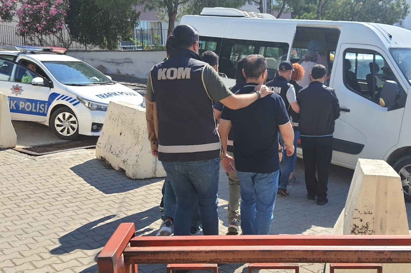 Police escort captured suspects to a van in Ayvalık, Balıkesir, northwestern Turkey, June 18, 2021. (İHA PHOTO)