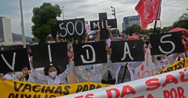 Demonstrators hold a sign reading ''500 thousand lives'' in allusion to more than 500,000 COVID-19 victims in Brazil, during a protest against Brazilian President Jair Bolsonaro's handling of the pandemic in Rio de Janeiro, Brazil, June 19, 2021. (AFP Photo)