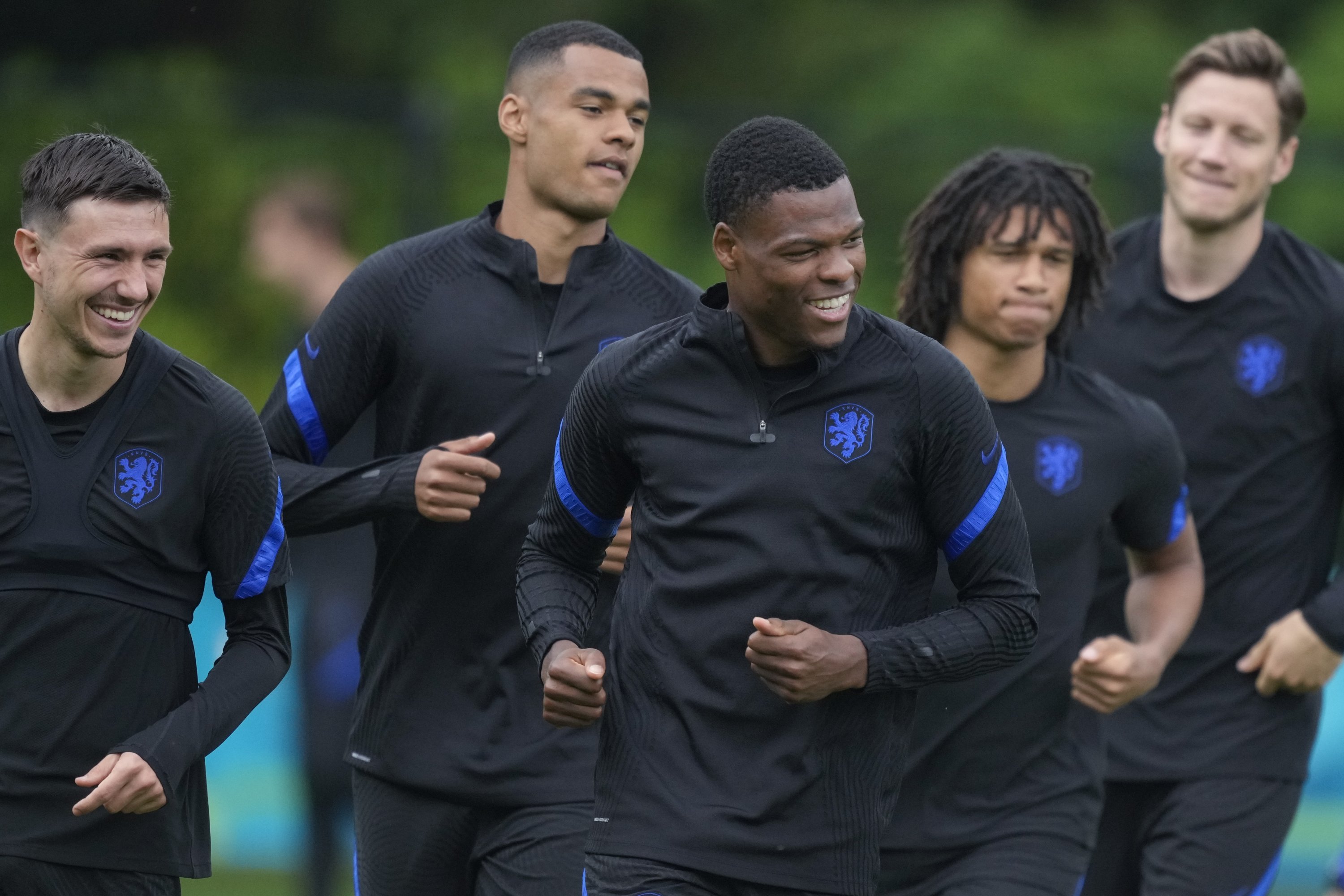(From L to R) Dutch players Steven Berghuis, Cody Gakpo, Denzel Dumfries, Nathan Ake and Wout Weghorst attend a training session in Zeist, Netherlands, June 20, 2021 (AP Photo)