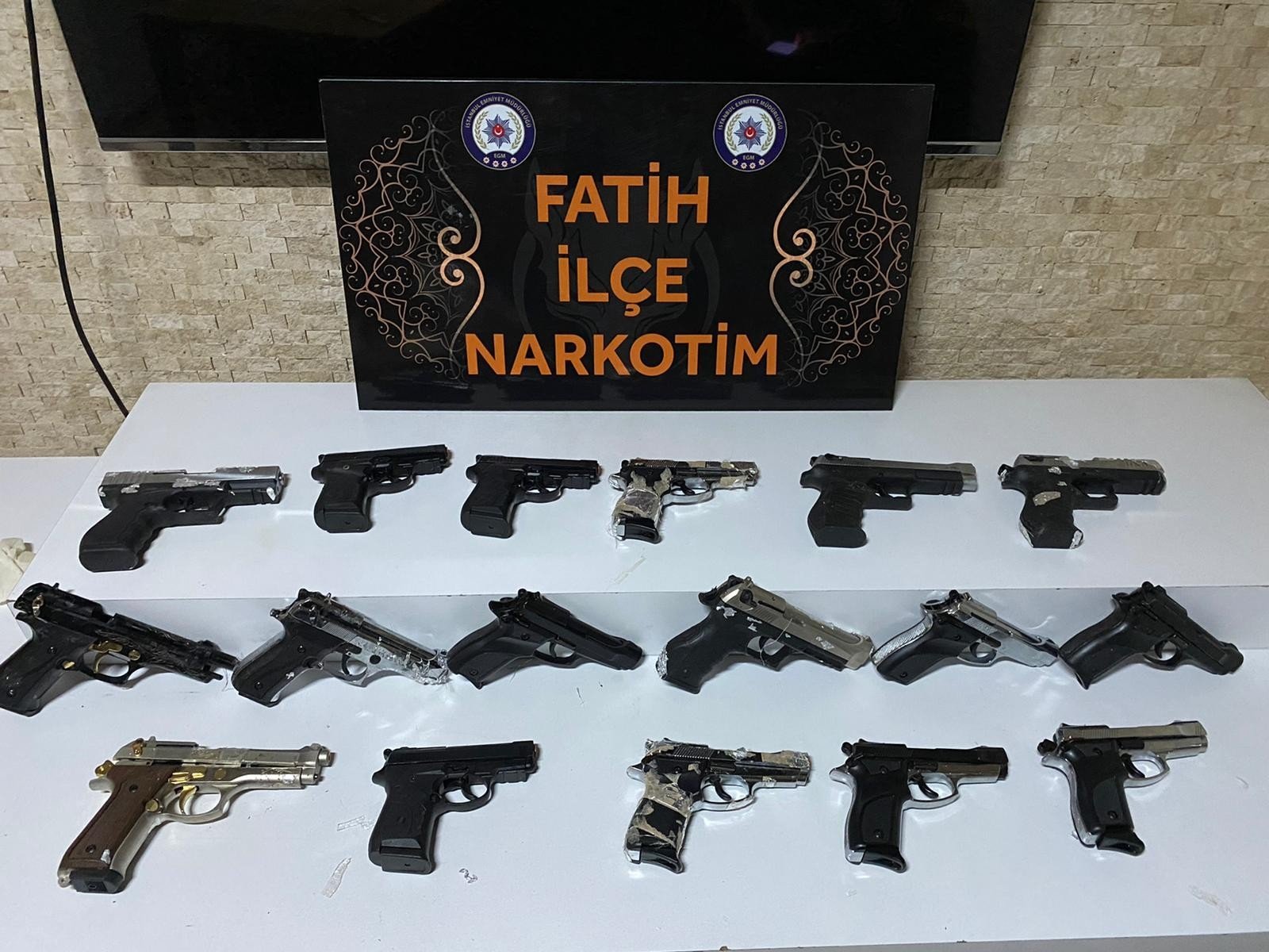 A police display of the guns the suspect attempted to smuggle to Ghana, Istanbul, Turkey, June 21, 2021. (İHA PHOTO)