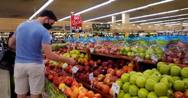 Customers shop for produce at a supermarket in Chicago, Illinois, U.S., June 10, 2021. (AFP Photo)