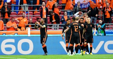 Netherlands captain Georginio Wijnaldum celebrates scoring his team's second goal with teammates during a UEFA Euro 2020 Group C match against North Macedonia at Johan Cruijff Arena, Amsterdam, Netherlands, June 21, 2021. (Reuters Photo/Pool/Piroschka Van De Wouw)