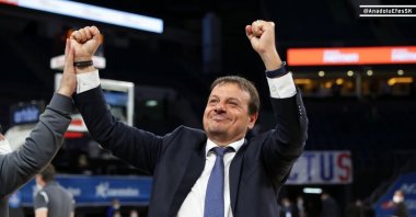 Ergin Ataman, the head coach of Anadolu Efes, celebrates after beating Real Madrid at the Sinan Erdem Dome, Istanbul, Turkey, May 4, 2021. (DHA Photo)