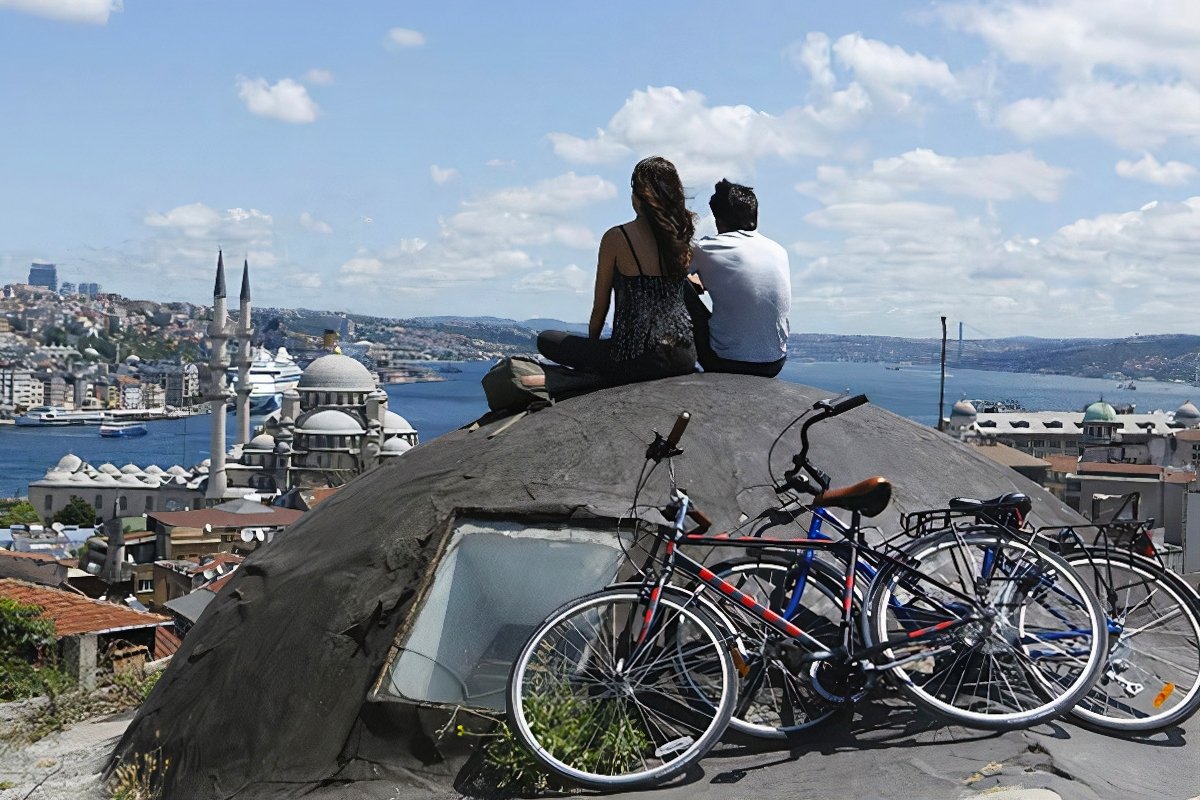 A still shot from “Dil Dhadakne Do” (“Let the Heart Beat”) shows actress Anushka Sharma and actor Ranveer Singh with a view of Istanbul from Büyük Valide Han.