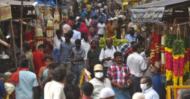 People begin crowding markets following the easing of restrictions, in Chennai, India, June 17, 2021. (EPA Photo)