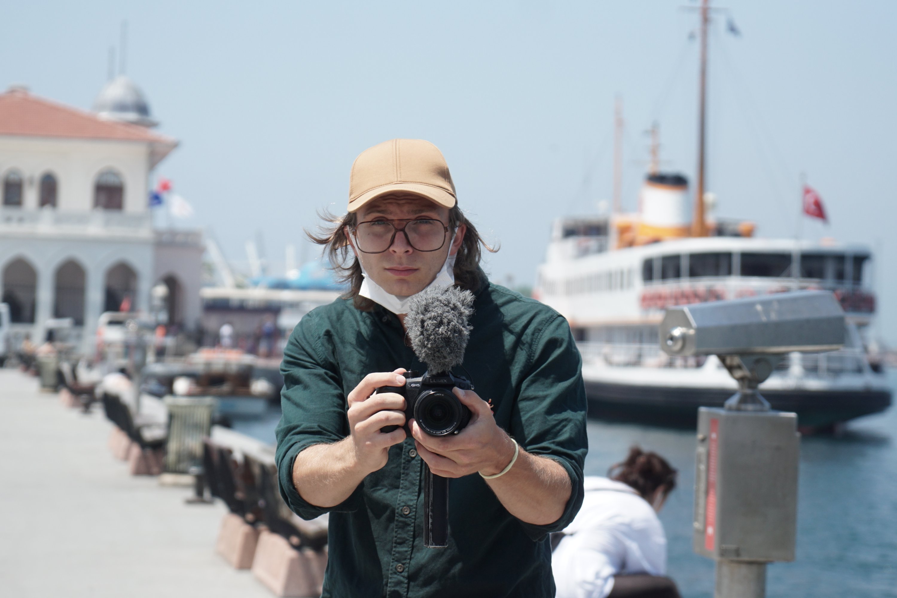 Franco Dobbini arka planda Boğaz'a bakan kamerasını tutarak poz veriyor, İstanbul, Türkiye, 20 Haziran 2021 (AA Fotoğrafı)