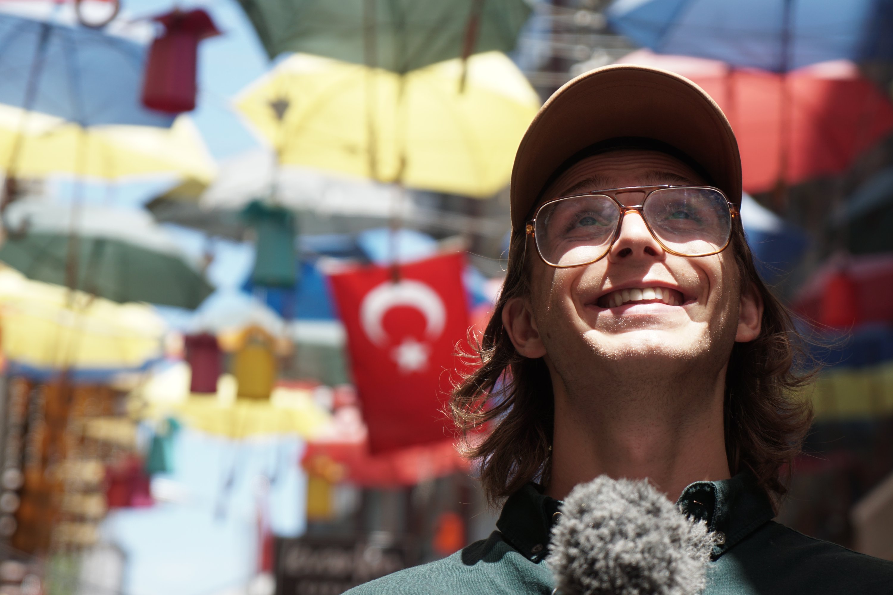 Franco Dubini si trova di fronte a ombrelloni e una bandiera turca sullo sfondo, Istanbul, Turchia, 20 giugno 2021 (foto AA)
