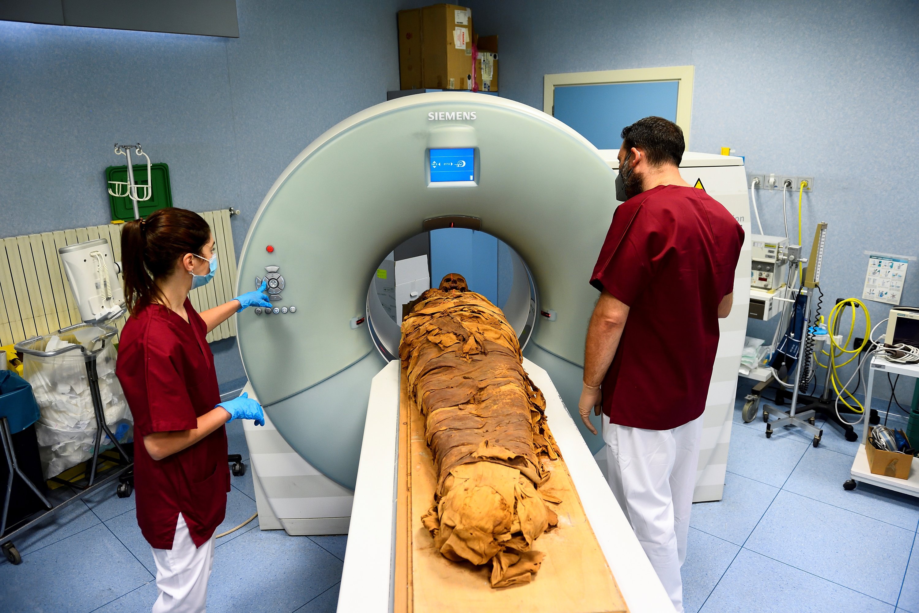 Let S See What S Wrong With You Egyptian Mummy Goes Through Ct Scan Daily Sabah