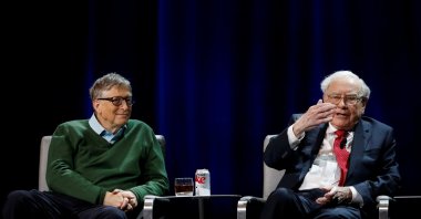 Bill Gates (L) looks on as Warren Buffett (R), chairperson and CEO of Berkshire Hathaway, speaks at Columbia University in New York, U.S., Jan. 27, 2017. (Reuters Photo)
