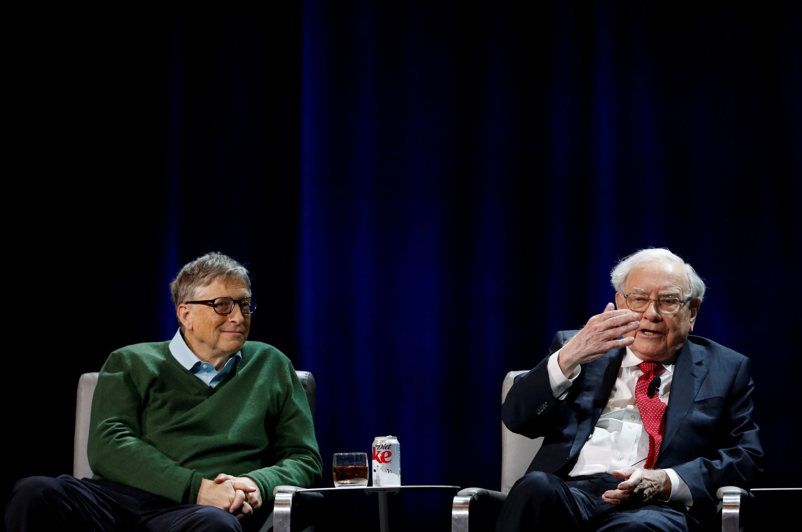 Bill Gates (L) looks on as Warren Buffett (R), chairperson and CEO of Berkshire Hathaway, speaks at Columbia University in New York, U.S., Jan. 27, 2017. (Reuters Photo)