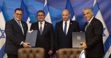 Israeli Prime Minister Naftali Bennett (2nd R), and Honduran President Juan Orlando Hernandez (2nd L), look on as Israeli Foreign Minister Yair Lapid (R), and Honduran Foreign Minister Lisandro Rosales hold signed agreements between their two countries at the prime minister's office, Jerusalem, June 24, 2021. (AP Photo)