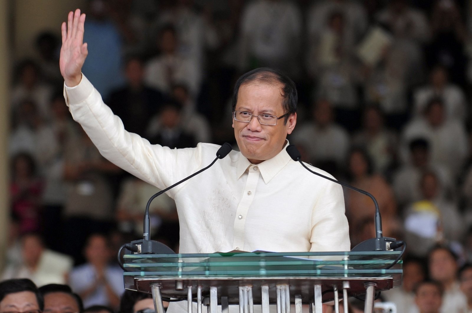 This file photo taken on June 30, 2010, shows Philippine President Benigno Aquino waving to the crowd after delivering his inaugural speech at the Quirino Grandstand in Manila, Philippines. (AFP Photo)