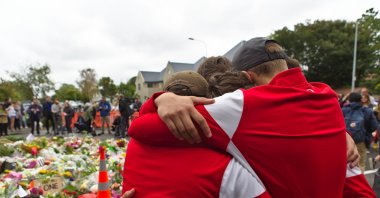 Mourners pay their respects at a makeshift memorial near the Masjid Al Noor mosque in Christchurch, New Zealand, March 19, 2019. (AA Photo)