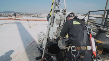 A worker at Turkish refinery giant Tüpraş’s Izmit facility in this undated photo. (Courtesy of Tüpraş)