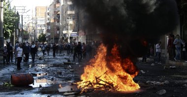 Violent pro-PKK demonstrators set the city's streets on fire during protests in Diyarbakır, southeastern Turkey, Oct. 7, 2014. (EPA Photo)