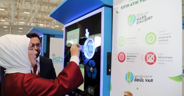 First lady Emine Erdoğan disposes of a bottle in a recycling machine at an environment-focused fair in Istanbul’s Avrasya Exhibition and Arts Center, Turkey, Dec. 10, 2018. (AA File Photo)