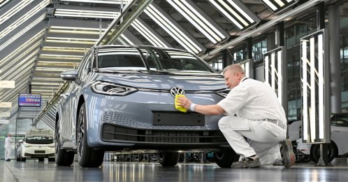 Technicians work in the final inspection line of German carmaker Volkswagen's electric ID. 3 car in Dresden, Germany, June 8, 2021. (Reuters Photo)