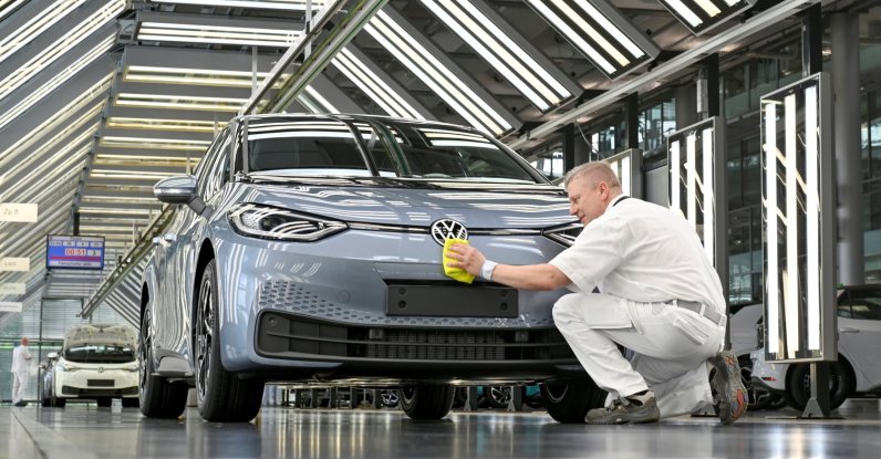 Technicians work in the final inspection line of German carmaker Volkswagen's electric ID. 3 car in Dresden, Germany, June 8, 2021. (Reuters Photo)